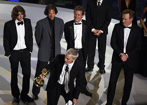 《柯南·奥布莱恩深夜秀》(《Late Night with Conan O'Brien》)的主创人员，该剧获得了本届艾美奖最佳音乐，戏剧及其他剧集奖项。