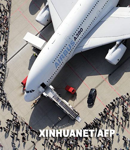 9月16日，一架空中客車A380巨型客機在德國漢堡機場舉行的“機場日”展覽活動上展出。