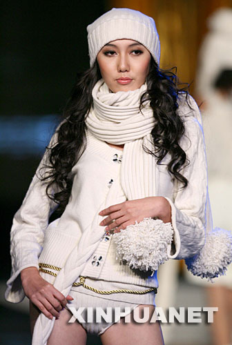 溫暖之夜2007鄂爾多斯時尚發佈在北京舉行，40多位模特演繹了100套最新款式的羊絨時裝。