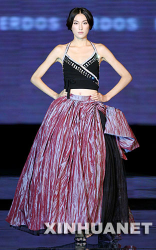 溫暖之夜2007鄂爾多斯時尚發佈在北京舉行，40多位模特演繹了100套最新款式的羊絨時裝。