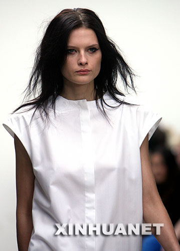 9月17日，一名模特在倫敦時裝周上展示設計師安-索菲·巴克的2008春夏時裝作品。