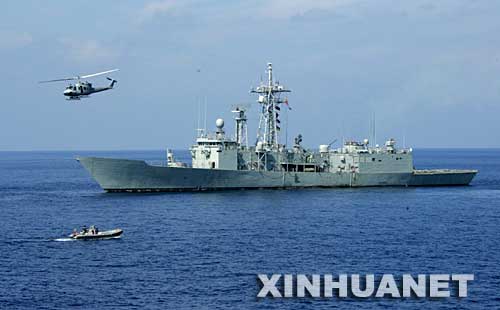 9月18日，在西班牙加的斯附近的大西洋海域举行的“中西友谊－2007”海上联合军事演习中，西班牙海军“雷纳索非亚”号导弹护卫舰和舰载直升机参加海上救援演习。“中西友谊－2007”海上联合军事演习当日成功举行。这是中国海军舰艇首次在大西洋与西班牙海军举行海上联合军事演习。 新华社记者 查春明 摄 