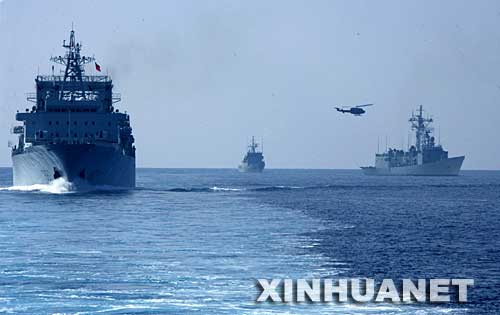 9月18日，由“广州”号导弹驱逐舰和“微山湖”号综合补给舰组成的中国海军出访舰艇编队驶向西班牙加的斯港以西海域。“中西友谊－2007”海上联合军事演习当日在西班牙加的斯附近的大西洋海域成功举行。这是中国海军舰艇首次在大西洋与西班牙海军举行海上联合军事演习。 新华社记者 查春明 摄 