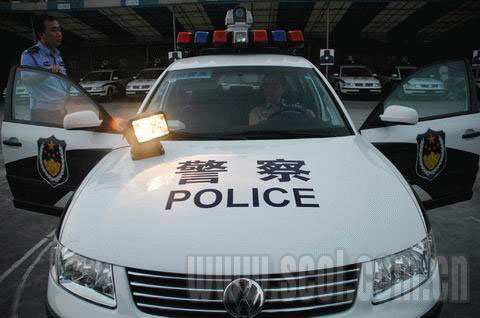 成都新警车投入使用 车顶旋转摄像头全天监控[组图]