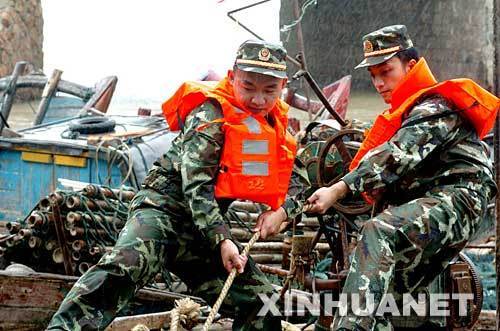 福建连江县边防官兵在浦口镇官岭村帮助渔民