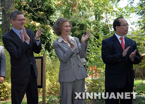 9月19日，西班牙王后索菲娅（中）、马德里市市长加利亚东（左）与中国驻西班牙大使邱小琪出席马德里动物园大熊猫馆的启用仪式。今年6月西班牙国王卡洛斯一世访华时，两国政府确定中国与西班牙大熊猫保护研究国际合作项目启动。本月8日，雄性大熊猫“冰星”和雌性大熊猫“花嘴巴”抵达马德里，开始在马德里动物园为期10年的旅居生活。 新华社记者陈海通摄 