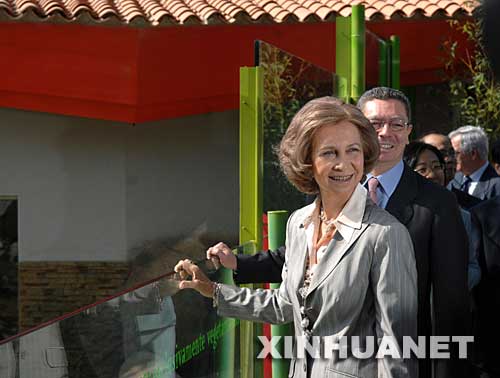 9月19日，西班牙王后索菲娅（左一）、马德里市市长加利亚东（左二）在马德里动物园大熊猫馆观看大熊猫。当日，马德里动物园大熊猫馆投入使用，西班牙王后索菲娅出席了大熊猫馆的启用仪式。今年6月西班牙国王卡洛斯一世访华时，两国政府确定中国与西班牙大熊猫保护研究国际合作项目启动。本月8日，雄性大熊猫“冰星”和雌性大熊猫“花嘴巴”抵达马德里，开始在马德里动物园为期10年的旅居生活。 新华社记者陈海通摄 