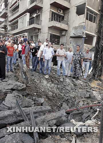 9月19日，在黎巴嫩首都貝魯特東部，警察和當地居民查看炸彈爆炸後留下的彈坑。貝魯特東部辛尼菲勒區當天下午發生一起爆炸事件，造成包括一名議員在內的至少5人死亡，30多人受傷。 新華社/路透 
