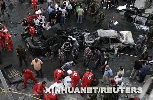 9月19日，在黎巴嫩首都貝魯特東部，紅十字會工作人員、士兵和當地居民在查看爆炸現場。貝魯特東部辛尼菲勒區當天下午發生一起爆炸事件，造成包括一名議員在內的至少5人死亡，30多人受傷。 新華社/路透 