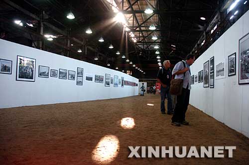 9月20日，几名外国游客在欣赏展出的图片。新华社记者燕雁摄