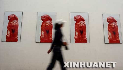 9月20日，一名遊客從展出的圖片前走過。新華社記者燕雁攝