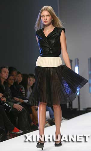 9月20日，一名模特在英国伦敦时装周上展示设计师西拉·阿卜杜勒和安德鲁·琼斯的2008春夏时装作品。当天，伦敦时装周落下帷幕。