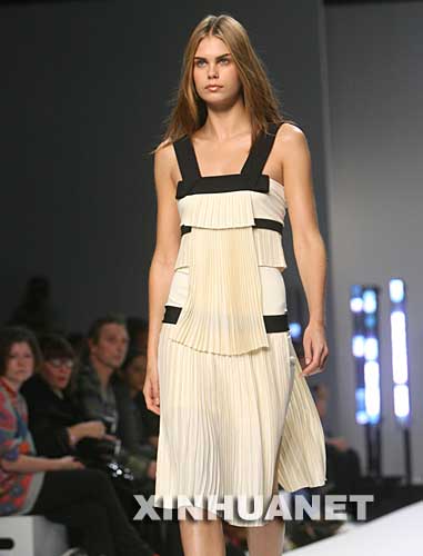 9月20日，一名模特在英国伦敦时装周上展示设计师西拉·阿卜杜勒和安德鲁·琼斯的2008春夏时装作品。当天，伦敦时装周落下帷幕。