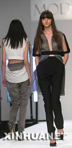9月20日，模特在英国伦敦时装周上展示设计师西拉·阿卜杜勒和安德鲁·琼斯的2008春夏时装作品。当天，伦敦时装周落下帷幕。