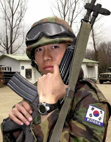 一名将前往伊拉克的韩国士兵在检查武器