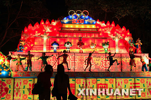 9月23日，在天津水上公园，“奥运之光”大型灯会布展工作完成。新华社发