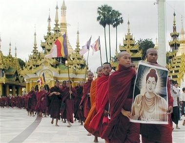 缅甸僧侶在仰光街头示威