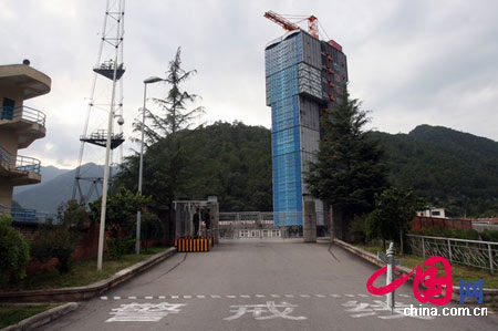 西昌衛星發射中心的二號發射塔架高97米，是亞洲第一發射塔架