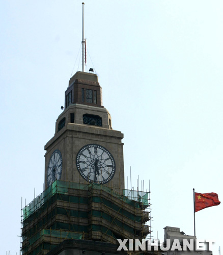 8月27日，上海外灘海關鐘樓的部分腳手架被拆除，從今年6月開始大修的海關鐘樓從頂端漸露“新容”。 新華社發