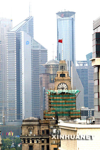 6月11日拍攝的停運整修的上海外灘海關鐘樓。新華社發