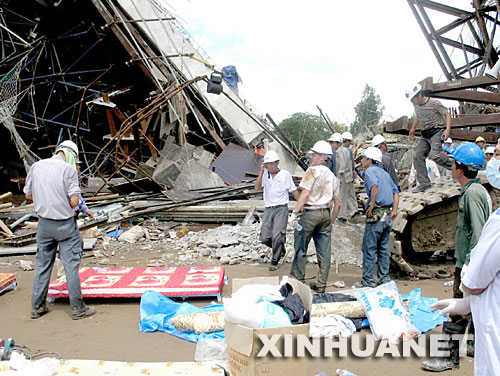  9月26日，救援人員在越南南部芹苴大橋坍塌現場搜尋遇難者。當天，越南芹苴市與永隆省之間在建的芹苴大橋發生坍塌，造成至少52人死亡，100多人受傷。營救工作目前仍在緊張進行。