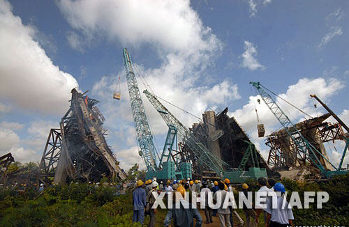 9月26日，救援人員在越南南部芹苴與永隆兩省之間在建的芹苴大橋坍塌現(xiàn)場(chǎng)搜尋失蹤人員。當(dāng)天上午，芹苴大橋發(fā)生坍塌事故，目前已造成至少20人死亡，數(shù)十人受傷，多人失蹤。