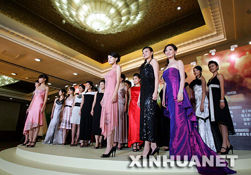 　9月26日，候选佳丽在比赛中进行展示。     当日，2007“中华小姐环球大赛”的26名候选佳丽在北京比赛，最终12名选手脱颖而出，入围11月在香港举行的总决赛。 