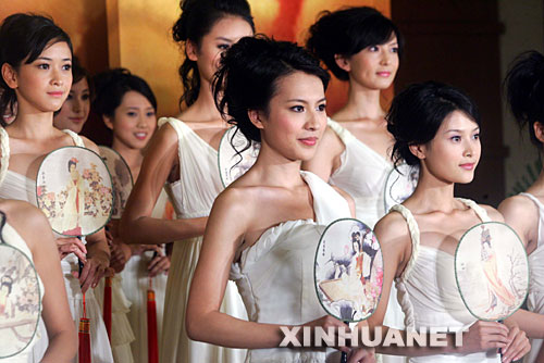 9月26日，候选佳丽在比赛中进行展示。     当日，2007“中华小姐环球大赛”的26名候选佳丽在北京比赛，最终12名选手脱颖而出，入围11月在香港举行的总决赛。