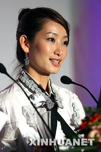  9月26日，获得“最具时尚影响力伊人奖”的演员秦海璐在颁奖典礼上。 当日，展示时尚、健康和活力形象的“2007伊人风尚榜”颁奖典礼在北京举行。 新华社记者 袁满摄 