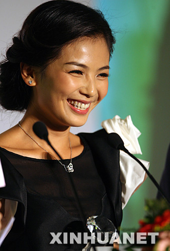 9月26日，獲得“最具古典氣質伊人獎”的演員劉濤在頒獎典禮上。 當日，展示時尚、健康和活力形象的“2007伊人風尚榜”頒獎典禮在北京舉行。 新華社記者 袁滿攝 