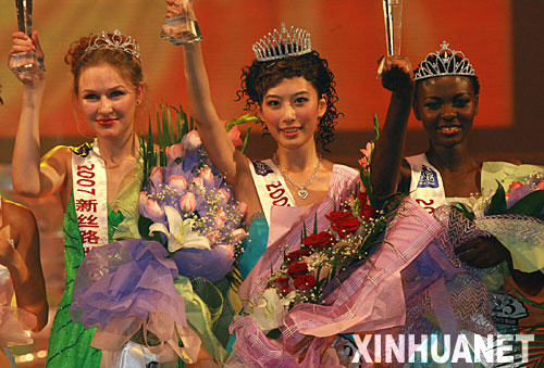 9月27日，参加“美丽无锡-2007新丝路世界模特大赛总决赛”的中国选手王伊丽（中）、加纳选手米拉希（右）、瑞典选手克里斯蒂娜在颁奖仪式上亮相，她们分别获得该项赛事的冠、亚、季军。