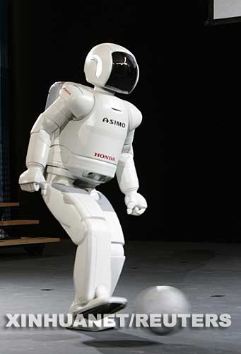9月28日，在西班牙的巴塞罗那，第二代“阿西莫”双脚步行机器人亮相并表演踢足球。日本本田技研工业公司的第二代新型“阿西莫”双脚步行机器人当天在欧洲首次亮相。 新华社/路透 