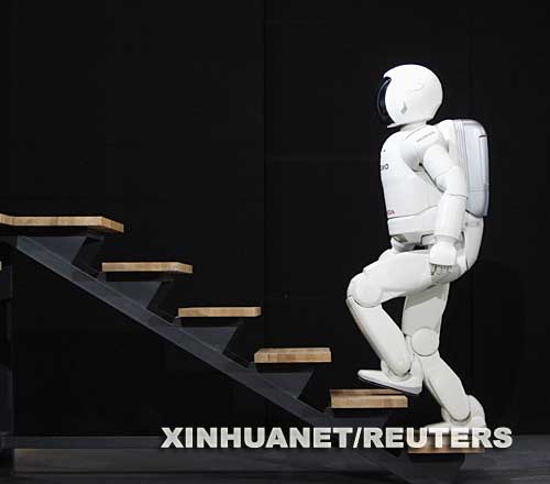 9月28日，在西班牙的巴塞罗那，第二代“阿西莫”双脚步行机器人亮相并表演上楼梯。日本本田技研工业公司的第二代新型“阿西莫”双脚步行机器人当天在欧洲首次亮相。 新华社/路透 