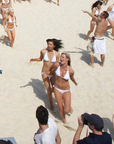 2. 1010名身穿比基尼泳装的性感美女在有关人员的组织下在悉尼邦迪海滩摆出各种造型，照片上几名美女正在听从组织者调遣。