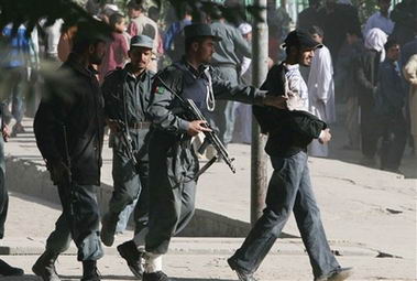 阿富汗首都喀布爾爆炸案發生後，警方逮捕了一名年輕人。