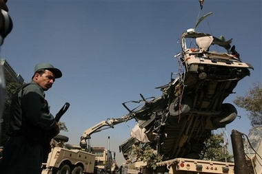 政府軍官兵乘坐的一輛大巴遭炸彈襲擊後的殘骸