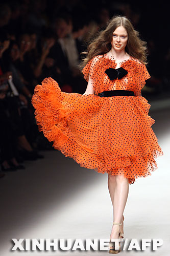 10月5日，在法国首都巴黎举行的2008年春夏时装展上，一名模特在展示索尼亚·里基尔的一套作品。 新华社/法新
