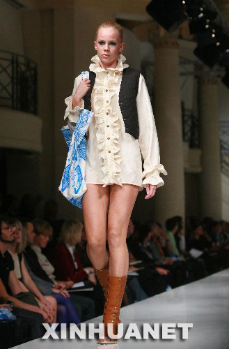 10月2日晚，模特在法国巴黎时装周上展示2008最新春夏时装。 新华社记者宋立东摄