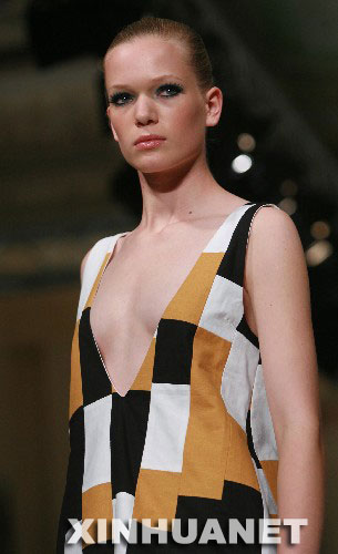 10月2日晚，模特在法国巴黎时装周上展示某北欧品牌2008最新春夏时装。 新华社记者宋立东摄