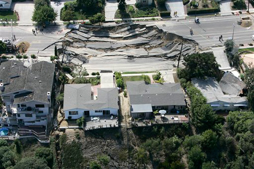 從高處俯瞰美國南加州聖迭戈市一處塌方的道路