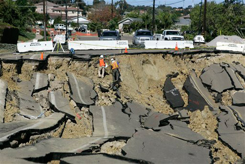 地質學家在發生塌方的公路進行探查