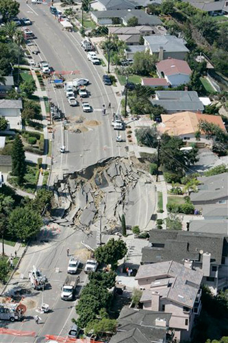 从高处俯瞰美国南加州圣迭戈市一处塌方的道路