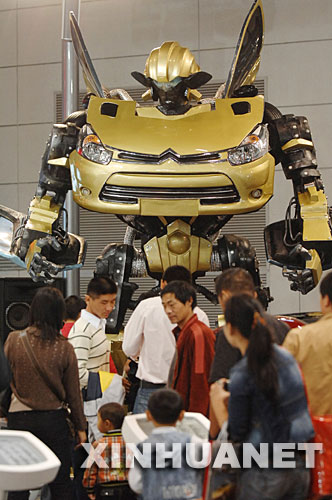 矗立在2007年南京國際汽車展覽會上的“變形金剛汽車人”