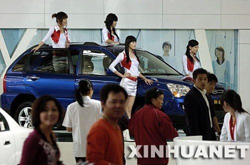 10月9日，參觀者在車展現場參觀。