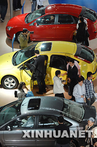 10月9日，參觀者在南京國際汽車展覽會參觀。
