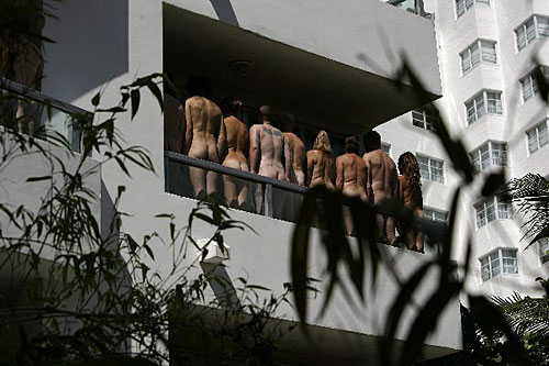 美国摄影家在迈阿密海滩组织志愿者拍裸照[组图]