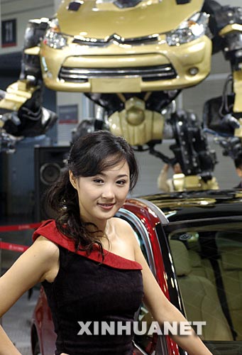2007年南京国际汽车展览会上的靓丽车模[组图]