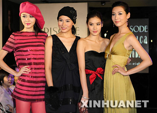  10月9日，名模熊黛琳、杨峥、乐基儿等（自左至右）在展示时装。 当日，国际品牌时装秋冬系列汇展在香港娱乐行举行。 新华社记者 刘莲芬摄 