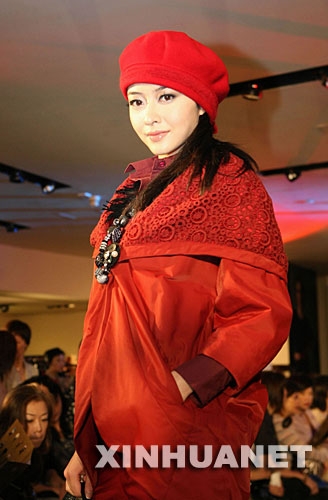  10月9日，名模熊黛琳在展示时装。 当日，国际品牌时装秋冬系列汇展在香港娱乐行举行。 新华社记者 刘莲芬摄 