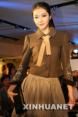10月9日，名模熊黛琳在展示时装。 当日，国际品牌时装秋冬系列汇展在香港娱乐行举行。 新华社记者 刘莲芬摄 
